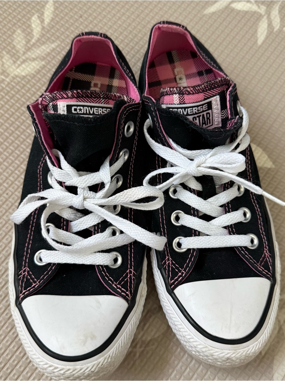 Converse Low Top Sneakers in Black & Pink Plaid Tongue Women's Size 8 Men's size